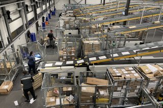 À Vétroz, les collaborateurs de La Poste mettent sur les tapis roulants des dizaines de milliers de colis.
